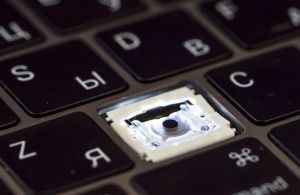 Разработчики MacBook Pro нашли новый способ защиты клавиатуры от загрязнений. Помогло лишь частично